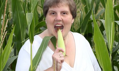 This Big Mama Loves to Play in a Cornfield - Mature.nl