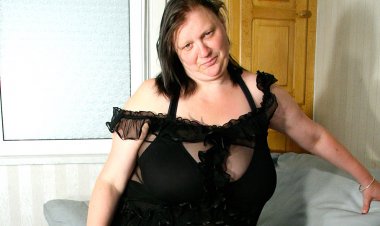 Big Breasted Mature Slut Playing with Her Toy - Mature.nl
