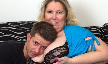 Huge Breasted BBW Fucking and Sucking Her Boyfriend - Mature.nl
