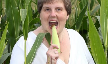 This Big Mama Loves to Play in a Cornfield - Mature.nl