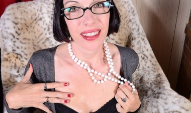 Kinky American Housewife Masturbating and Lactating Herself - Mature.nl