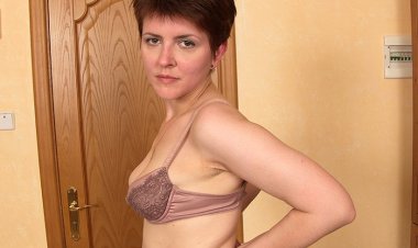 Naughty Housewife Taking It up the Ass - Mature.nl