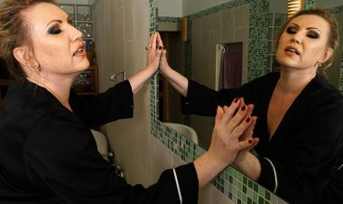 Curvy Mature Lady Taking a Naughty Bath - Mature.nl