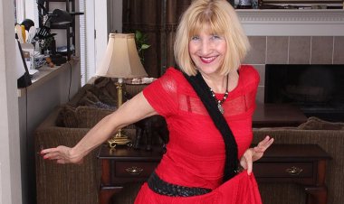 American Mature Lady Shows How Bendy She Still Is - Mature.nl