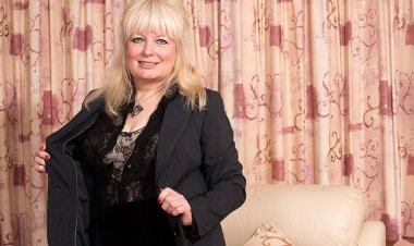 Chubby British Mature Lady Playing with Herself - Mature.nl