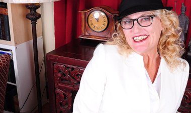 Horny American Housewife with a Footfetish Gets Wet - Mature.nl