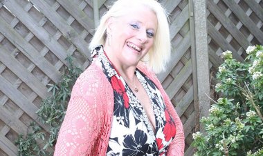Naughty British Housewife Playing in the Garden - Mature.nl