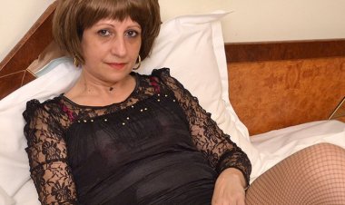 Horny Housewife Playing with Her Wet Pussy - Mature.nl