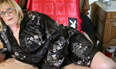 This Big Mama Loves Showing off Her Big Tits - Mature.nl