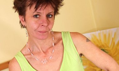 Hairy Mature Slut Masturbating on the Bed - Mature.nl