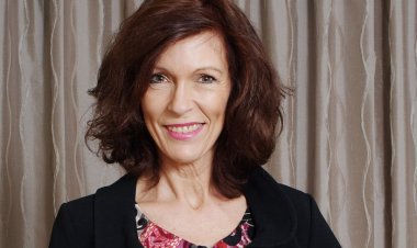 Hot British Cougar Sets Her Pussy on Fire - Mature.nl