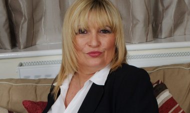 Hot British Housewife Shows Her Great Tits and Masturbates - Mature.nl