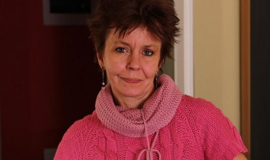 Skinny Mature Housewife Works Her Hairy Pussy - Mature.nl