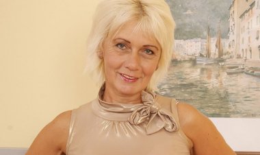Sexy Mature Housewife Loves to Play with Herself - Mature.nl