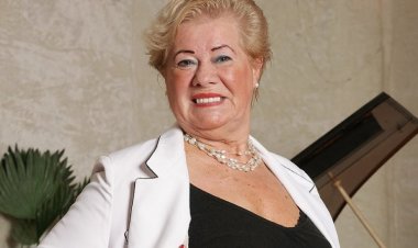 Horny Grandma Plays Her Own Kind of Music - Mature.nl