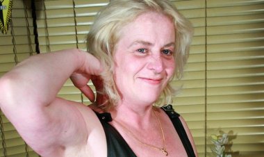 Kinky Housewife Getting Her Pussy Wet - Mature.nl