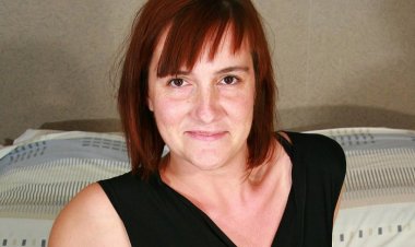 Amateur Housewife Loves to Work That Pussy - Mature.nl