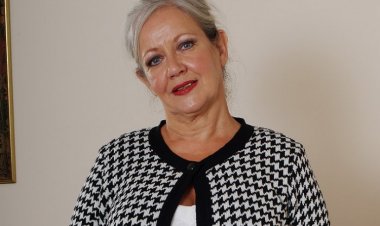 Mature British Housewife Shows She Still Got What It Takes - Mature.nl