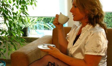 Horny Housewife Playing with Her Big Dildo - Mature.nl