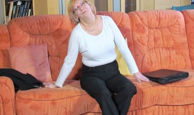 Mature German Slut Masturbating on the Couch - Mature.nl