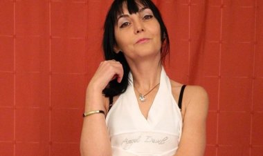 Horny Housewife Playing with Herself - Mature.nl