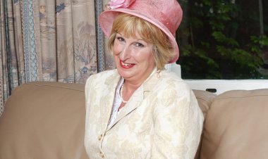 Classy Mum from London Going Naughty - Mature.nl