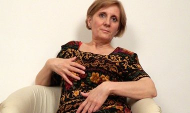 Naughty Housewife Playing with Her Pussy - Mature.nl