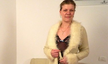 This Mature Slut Loves to Play on Her Couch - Mature.nl