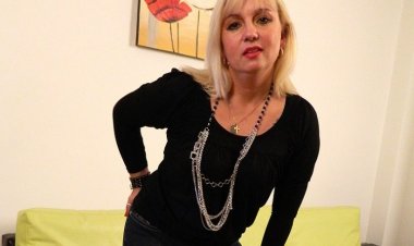 Naughty Mama Playing with Her Wet Pussy - Mature.nl