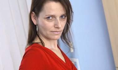 Naughty Housewife Masturbating on the Couch - Mature.nl