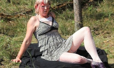 Squirting Mature Slut Masturbating in the Woods - Mature.nl