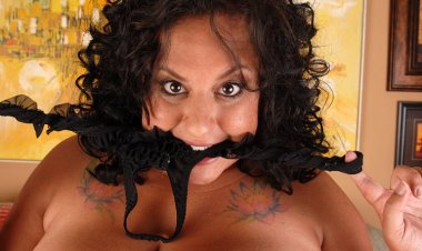 This Big Mama Loves to Get Herself Arroused - Mature.nl