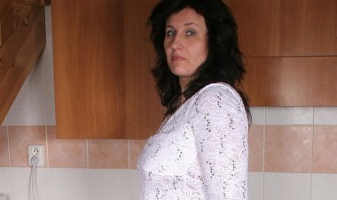 Housewife Marietta Gets Nasty in Her Kitchen - Mature.nl