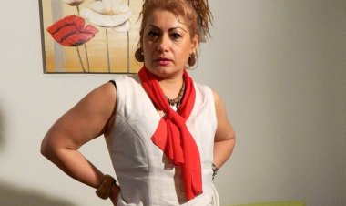 Mature Slut Playing on Her Couch with Herself - Mature.nl