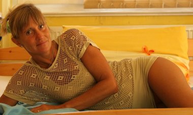 This Housewife Loves to Play around - Mature.nl