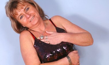 Naughty Housewife Playing with Her Dildo and Pussypump - Mature.nl