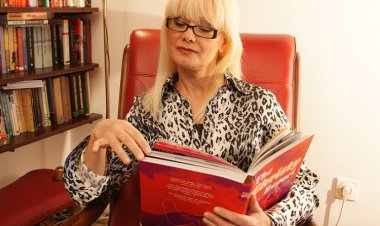 MILF Librarian Playing with Herself - Mature.nl