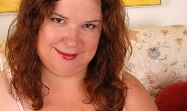 Mature Shy Loves to Play with Her Toy - Mature.nl