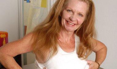 Kinky American Housewife Goes Wet - Mature.nl