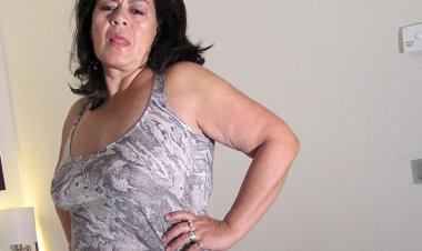 Mature Karen Loves to Get Herself Wet - Mature.nl