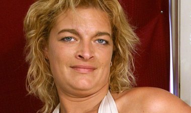 Shaved Housewife Playing with Her Snatch - Mature.nl