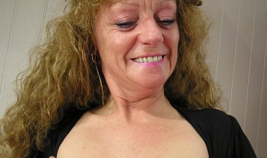 Mama Loves to Play with Herself and Her Toys - Mature.nl
