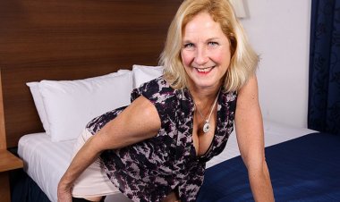 British Housewife Sticks Her Toy Deep inside Her Wet Pussy - Mature.nl