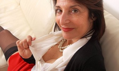 Hairy British Housewife Playing with Her Pussy - Mature.nl