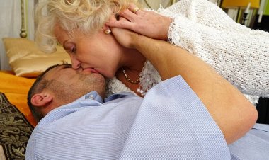 Naughty Mature Lady Fucking and Sucking Hard - Mature.nl