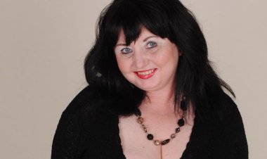 British Housewife Shows off Her Great Tits and Big Ass - Mature.nl