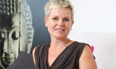 Mature Housewife Can't Get Enough of That Cock - Mature.nl
