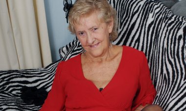 British Granny Showing off Her Goods - Mature.nl
