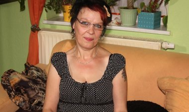 German Housewife Gets All Dirty When Her Hubby Is Away - Mature.nl