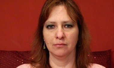 This Big Mama Loves to Get Wet on Her Couch - Mature.nl